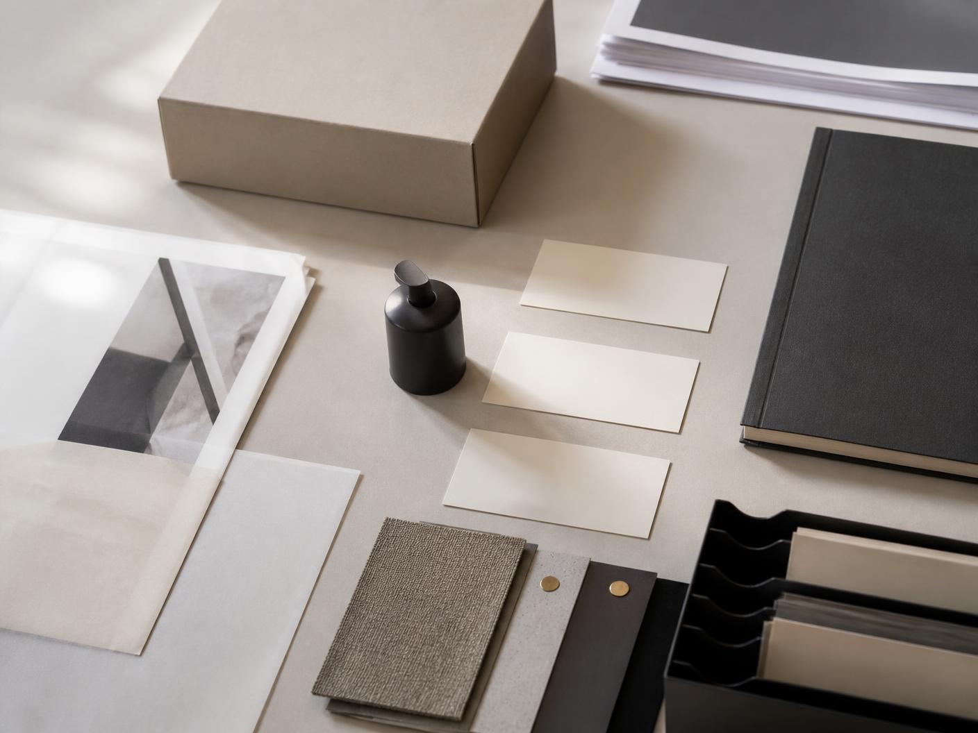 Materiales, muestras y documentación de proyecto organizados sobre una mesa